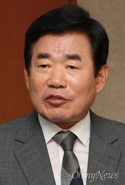 김진표 더불어민주당 의원이 19일 서울 여의도 국회 정론관에서 혁신 매니페스토 발표 후 기자들의 질문에 답하고 있다. 