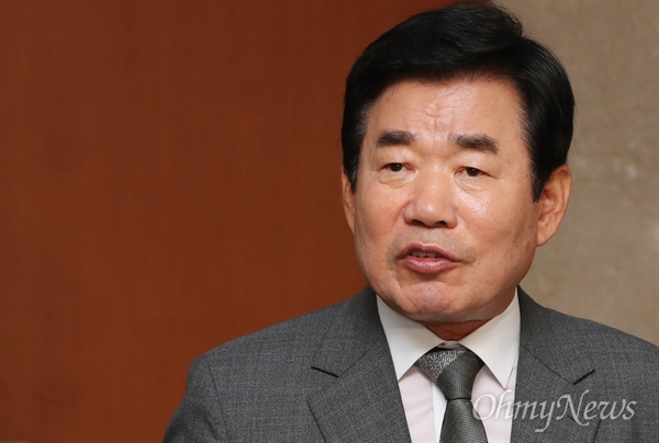 김진표 더불어민주당 의원이 지난 달 19일 서울 여의도 국회 정론관에서 혁신 매니페스토 발표 후 기자들의 질문에 답하고 있다. 