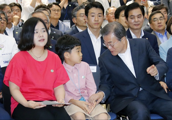 문재인 대통령이 19일 오후 경기도 성남시 분당서울대병원 헬스케어혁신파크에서 열린 의료기기 규제혁신 정책 발표장에 참석, 소아당뇨 환우인 정소명 군과 대화하고 있다. 왼쪽은 정소명군 어머니 김미영씨.  
