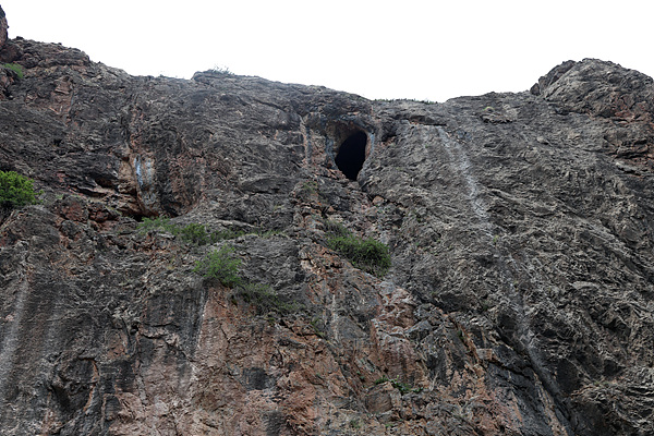 몽골인들이 성산으로 여기는 알타이 산 계곡 절벽 9부쯤에는 자궁바위가 있다. 