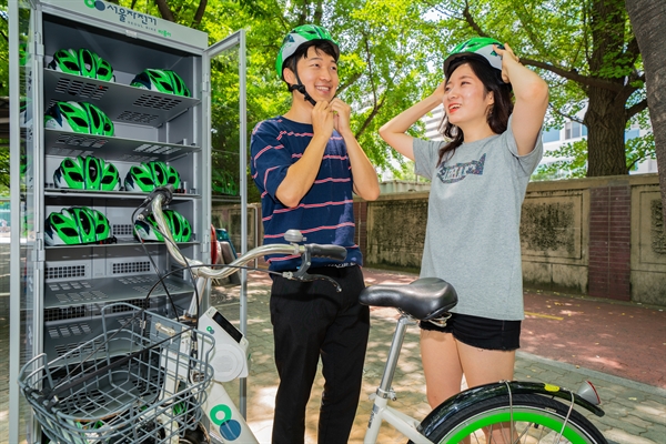 서울시가 자전거 안전모 의무화를 앞두고 '따릉이 안전모'를 무료로 대여 한다. 하지만 분실과 도난, 파손을 우려하는 목소리도 있다.