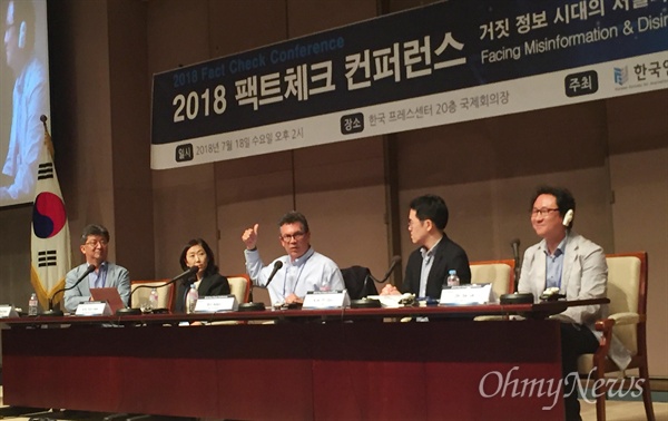 빌 아데어 듀크대 교수가 18일 서울 프레스센터에서 열린 팩트체크 컨퍼런스에서 토론자들 질문에 답하고 있다.