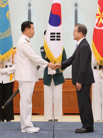  문재인 대통령이 19일 오전 청와대에서 열린 신임 해군참모총장 진급 및 보직 신고식에서 심승섭 신임 해군참모총장과 악수하고 있다.