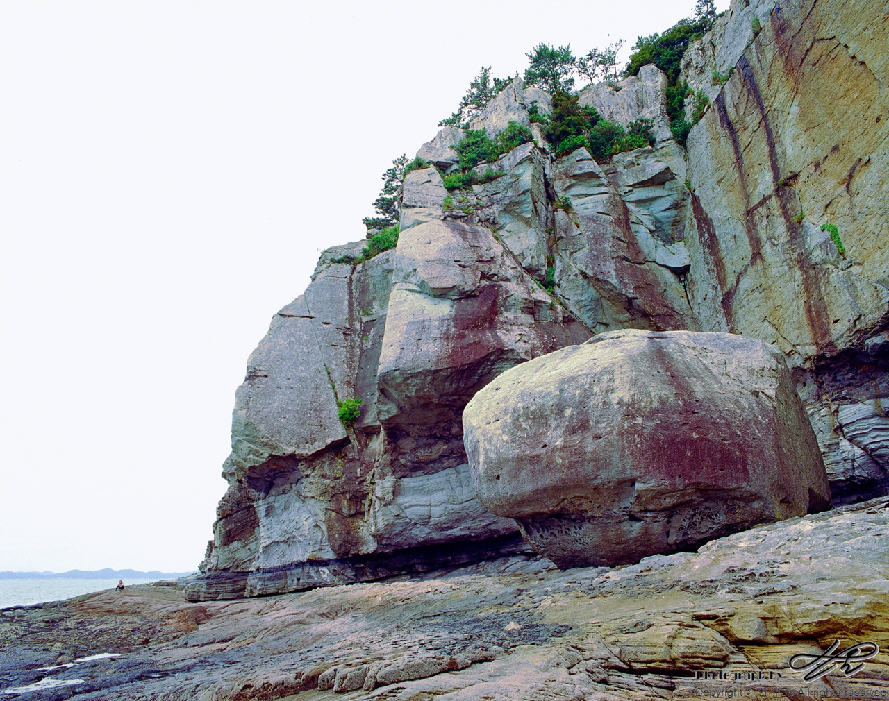 고래바위와 커다란 바위산이 보인다. 옆에 앉아있는 사람의 크기로 대충 규모를 미루어 짐작할 수 있을 것이다.