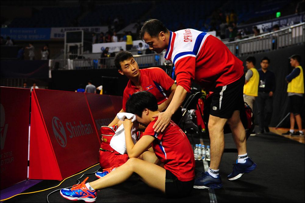  황성국 남자 대표팀 책임지도자(감독)가 주저앉아 울고 있는 김남해 선수를 위로하고 있다.