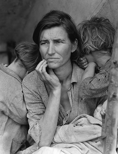 대공황 시절인 1936년, 7세 된 딸과 함께 배급권을 기다리는 미국 여성의 모습. 