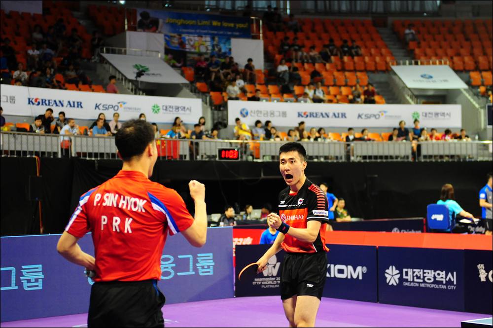  남자 복식 남북 단일팀의 이상수(왼쪽), 박신혁(오른쪽) 선수 승점을 내고 포효를 하고 있다.