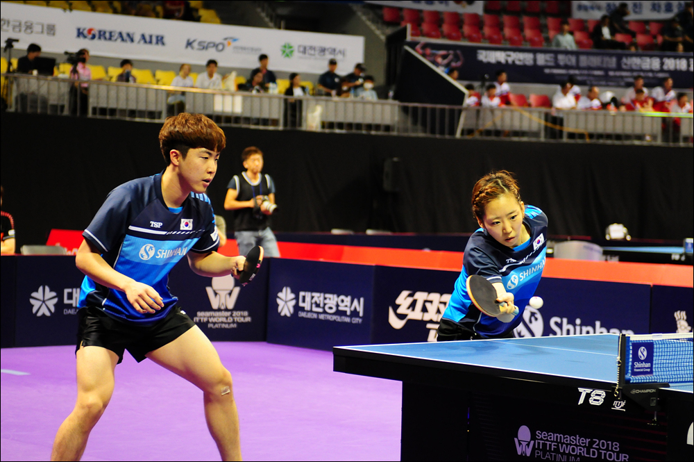  아쉽게도 결승행이 좌절된 한국의 혼합복식 임종훈-양하은 조가 4강에서 경기를 치르고 있다.