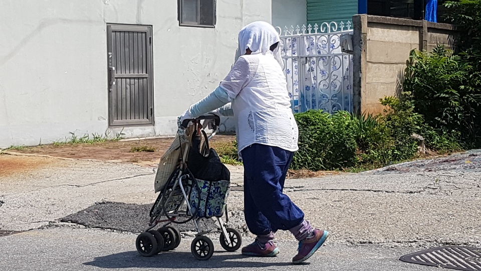  20일 오후 폭염에 어르신들은 머리에 물을 적신 수건을 올려놓고 다니고 있다. 