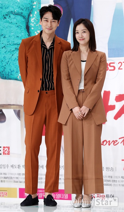 '끝까지 사랑' 심지호-정소영, 의논한듯한 커플룩 배우 심지호와 정소영이 20일 오후 서울 영등포의 한 웨딩홀에서 열린 KBS 2TV 저녁 일일드라마  <끝까지 사랑> 제작발표회에서 포토타임을 갖고 있다. <끝까지 사랑>은 사랑했지만 어쩔 수 없이 이별한 이들이 사랑을 지켜내고 행복을 찾아가는 사랑과 성공스토리를 그린 가족 멜로 드라마다. 23일 월요일 오후 7시 50분 첫 방송.