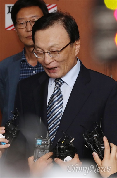 이해찬 더불어민주당 의원이 20일 오후 서울 여의도 국회 정론관에서 당 대표 출마 선언을 한 뒤 기자들의 질문을 받고 있다. 
