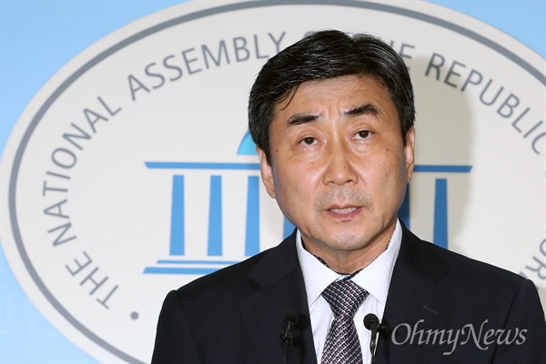 이종걸 더불어민주당 의원이 지난 7월 20일 오후 서울 여의도 국회 정론관에서 당 대표 출마 선언을 하고 있다. 