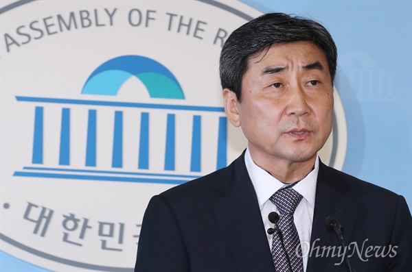 이종걸 더불어민주당 의원이 20일 오후 서울 여의도 국회 정론관에서 당 대표 출마 선언을 하고 있다. 