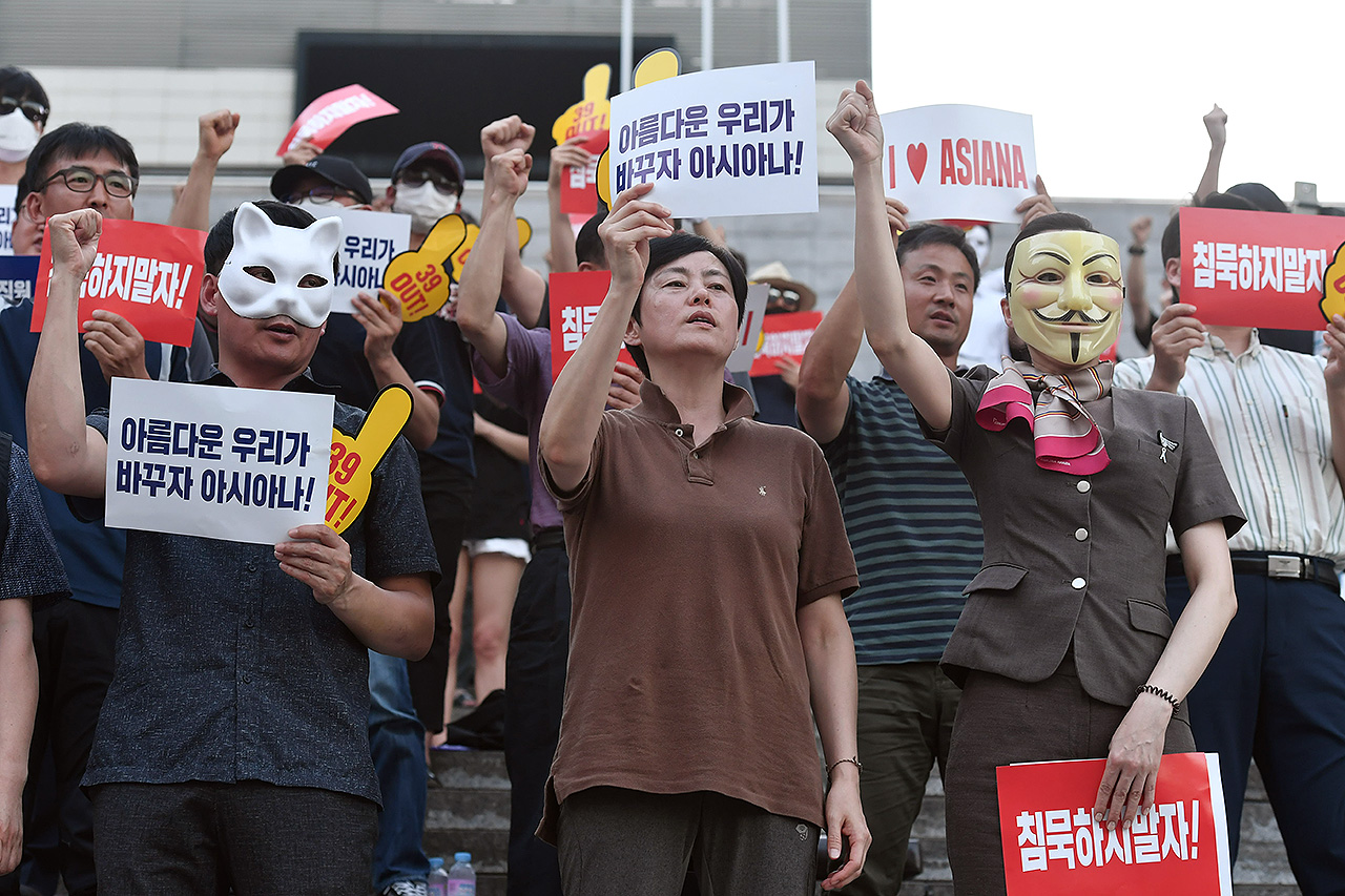 아시아나항공 직원연대와 전국공공운수노조 아시아나항공노조는 20일 오후 서울 종로구 세종문화회관 계단에서 박삼구 금호아시아나그룹 회장의 퇴진을 요구하는 'OZKA면(오죽하면) 이러겠니' 4차집회를 열고 "박삼구 회장은 모든 책임을 지고 물러나라”고 촉구하고 있다. 2018.7.20