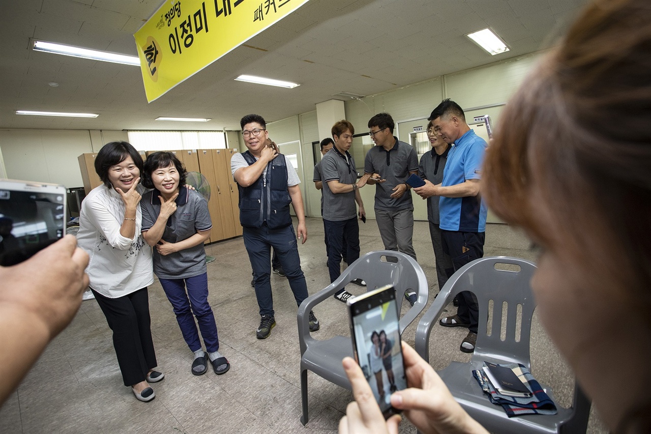 한국 패커드 코리아 노조원들과 즐거운 한때를 보내고 있는 이정미 정의당 대표.