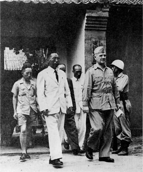 1945년 8월, 김구 선생은 중국 서안에서 광복군 총사령 이청천 장군과 함께 미국측 도노반 소장을 만나 광복군의 한반도 투입 문제를 논의했다.