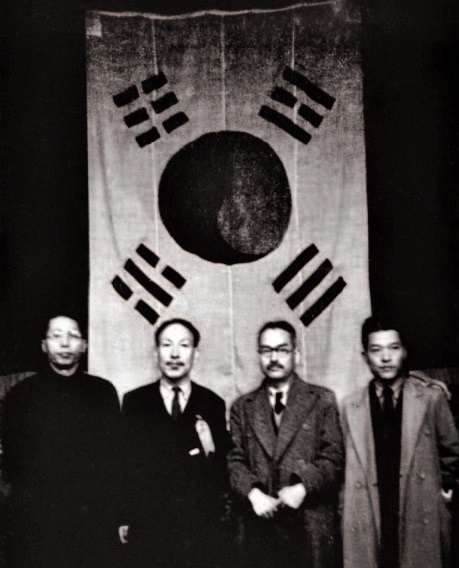1941년 3월 1일, 3.1절 22주년 기념식. 김구 선생과 조소앙 선생, 신익희 선생, 김원봉 장군이 함께 선 사진이다. 매우 귀한 자료다.
