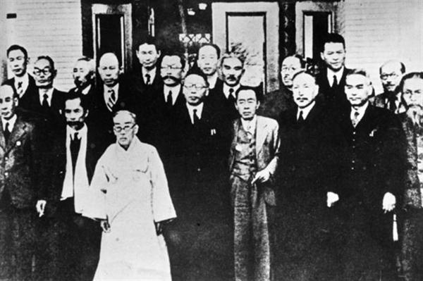 1945년 12월 3일, 임시정부요인 귀국 기념사진. 앞줄 가운데가 김구 선생.
