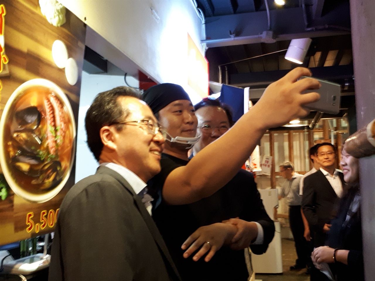7월 20일 청춘창고에 입점한 청년 사업가의 제안으로 김부겸 장관과 허석 순천시장이 함께 셀카 촬영을 하며 환하게 웃고 있다. 
