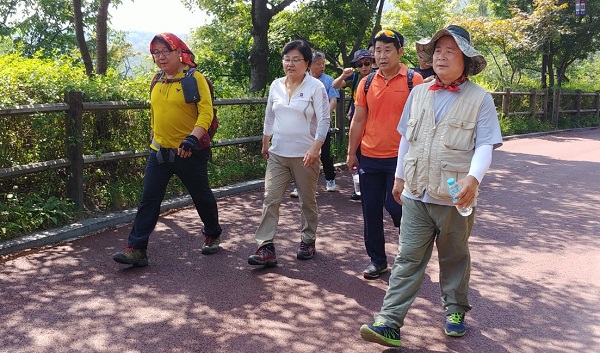21일 낮 36.9도의 불볍더위에도 서울 남산 둘레길을 걷고 있는 서울시의원 군의원들이다.