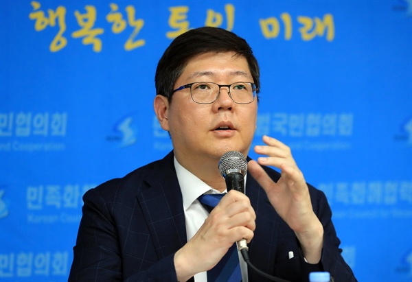 일제 강점기 조선인 강제 징용자 유해송환 협의를 위해 북한을 방문했던 김홍걸 민족화해협력범국민협의회(민화협) 대표상임의장이 22일 오후 서울 마포구 민화협 사무실에서 방북 결과에서 대해 말하고 있다