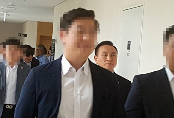 당선된 지 1주일만인 6월 20일 법정에 출두하는 구본영 천안시장