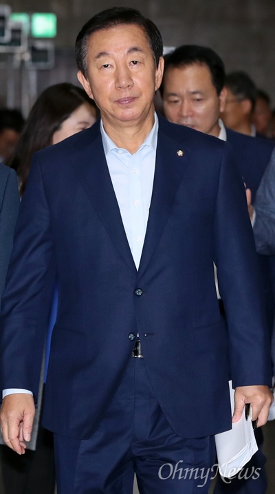 자유한국당 김성태 원내대표가 23일 오전 서울 여의도 국회에서 열린 원내대책회의에 참석하기 위해 회의장에 입장하고 있다. 