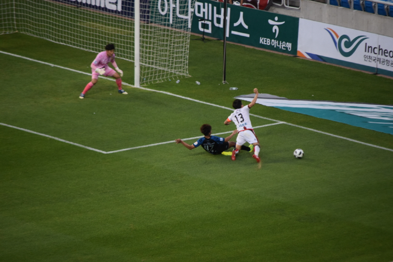  후반전, FC 서울 주장 고요한의 드리블을 인천 유나이티드 수비수 김동민이 멋진 태클로 막는 순간