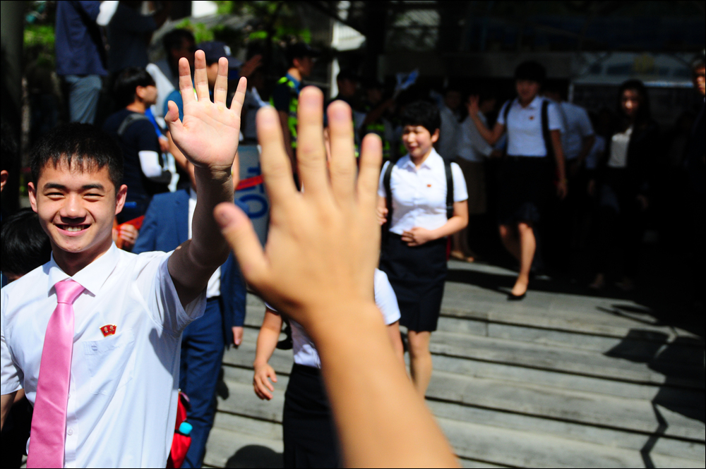  북한 탁구 함유성 선수가 손을 들어 환송하는 시민들에게 인사를 하고 있다.