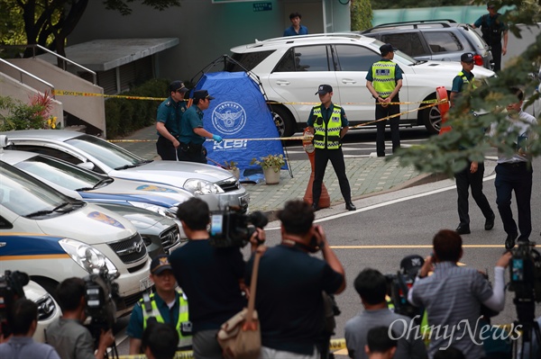 23일 오전 포털 댓글 여론조작 혐의로 수사 중인 ‘드루킹’ 김모씨 측에게서 정치자금을 받았다는 의혹을 받은 노회찬 정의당 원내대표가 투신 사망한 것으로 알려진 서울 중구 한 아파트에서 경찰들이 조사를 벌이고 있다.