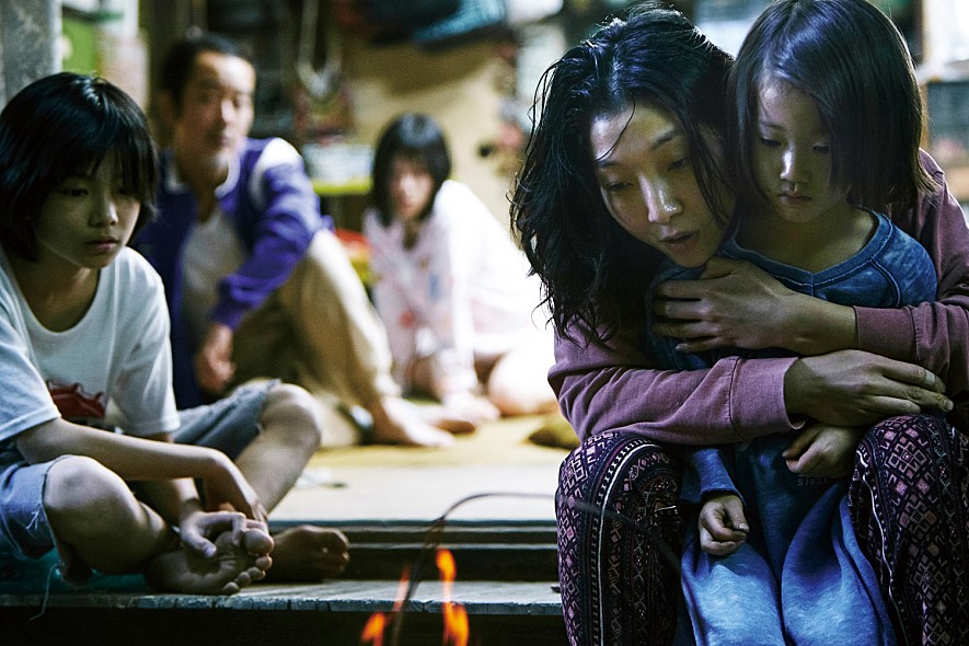  도쿄 외곽 허름한 집에 모여 사는 시바타 가족은 혈연으로 엮이지 않았으나 끈끈한 정을 보여주며 가족의 의미를 묻는다. 