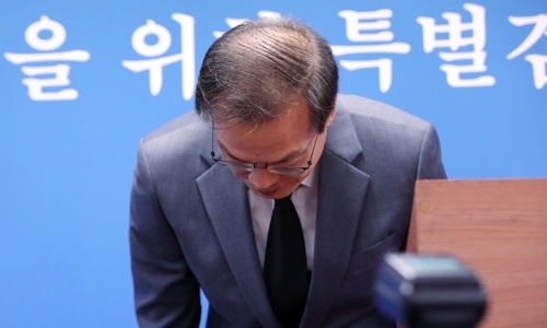  (서울=연합뉴스) 김인철 기자 = 드루킹 댓글조작 의혹을 수사하고 있는 허익범 특별검사가 23일 오전 서울 서초구 특검 브리핑룸에서 정의당 노회찬 의원 투신사망 관련 브리핑 후 고개 숙여 인사 하고 있다. 2018.7.23