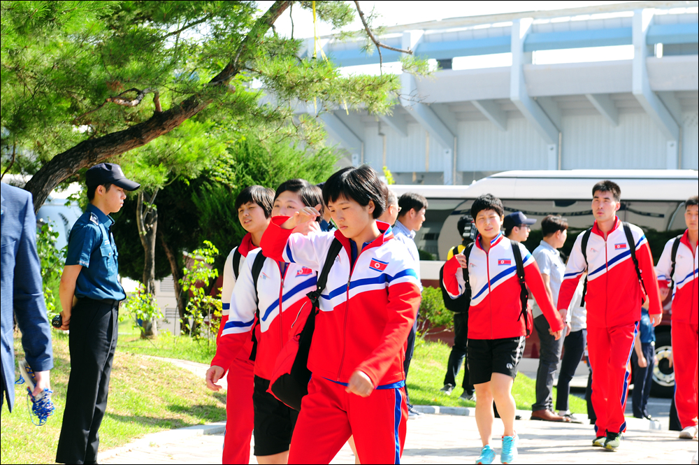 북한 탁구 선수단이 대전에 도착한 다음 날(16일) 대회를 하루 앞두고 남측 선수들과 합동훈련을 하기 위해 한밭체육관으로 들어서고 있다.
