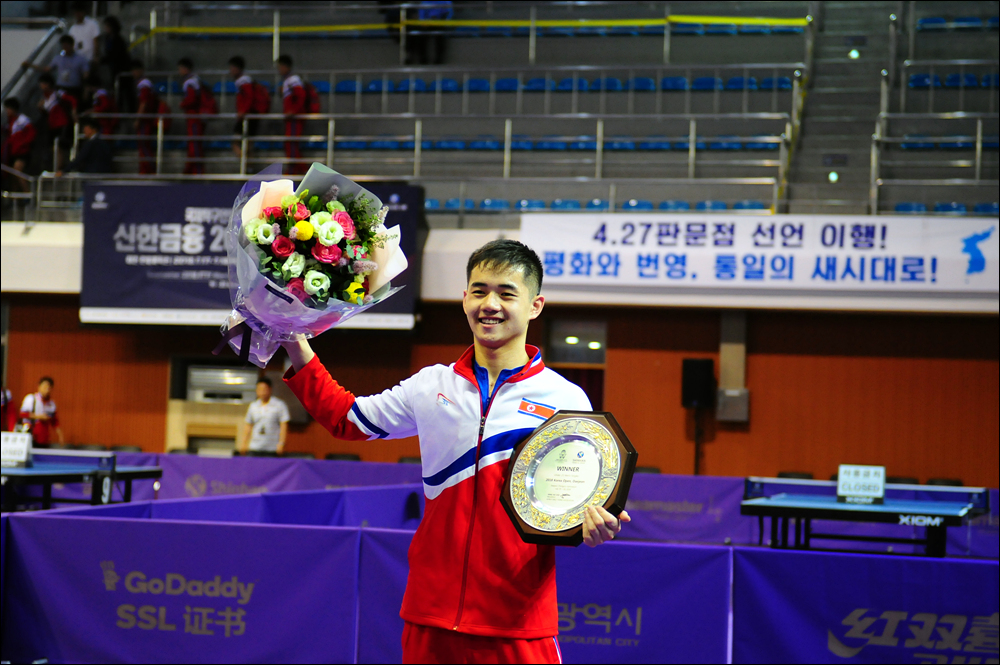  북한의 함유성(19) 선수가 2018코리아오픈 U-21(21세 이하) 남자단식 경기에서 우승을 차지했다.