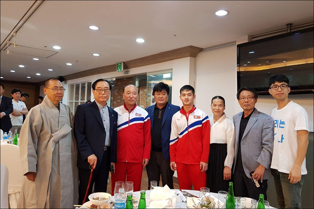  21일 밤 대전시장 주최로 마련된 환송만찬에 참석한 6.15대전본부 대표들과 응원단이 북측 선수들과 기념사진을 찍고 있다
