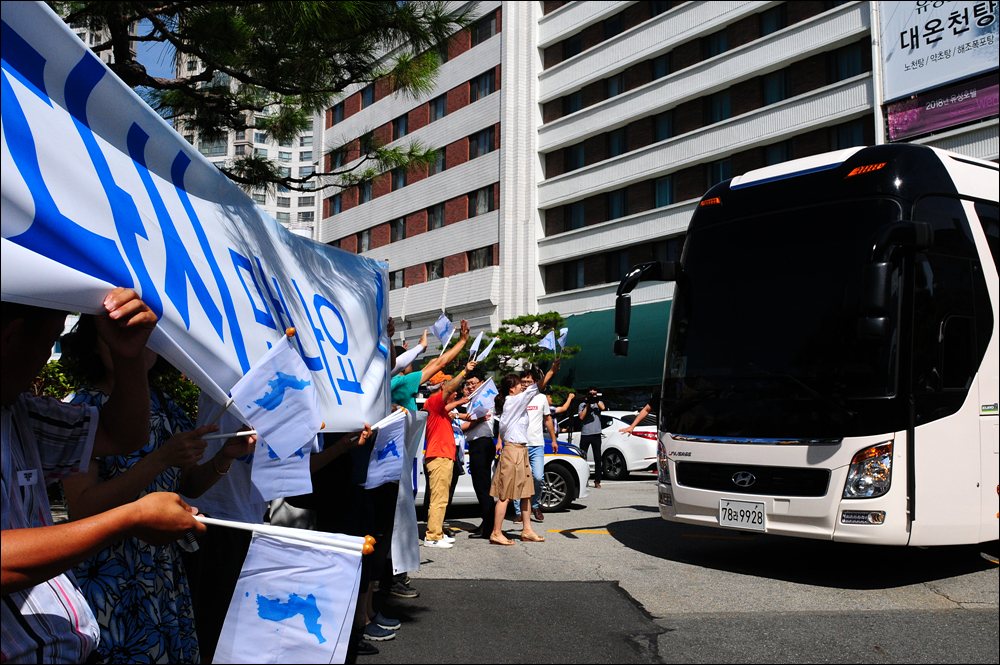  “다시 만나요” 북측 선수들을 환송하기 위해 유성호텔 앞에 모인 시민들이 북측선수들이 탄 버스를 향해 한반도기를 흔들며 환송하고 있다.