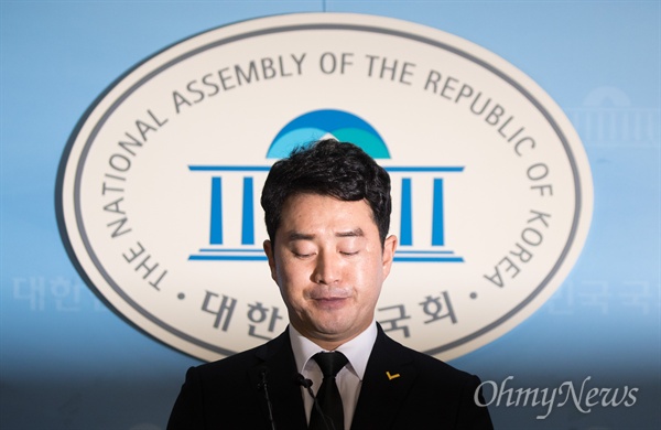 최석 정의당 대변인이 23일 오후 서울 여의도 국회 정론관에서 노회찬 의원 사망관련 입장발표를 하고 있다. 