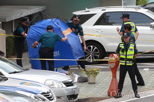 노회찬 정의당 원내대표 투신, 현장 조사하는 경찰 23일 오전 포털 댓글 여론조작 혐의로 수사 중인 ‘드루킹’ 김모씨 측에게서 정치자금을 받았다는 의혹을 받은 노회찬 정의당 원내대표가 투신 사망한 것으로 알려진 서울 중구 한 아파트에서 경찰들이 조사하고 있다.