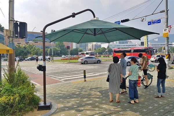  창원 시가니 건널목에 설치된 파라솔 그늘막.