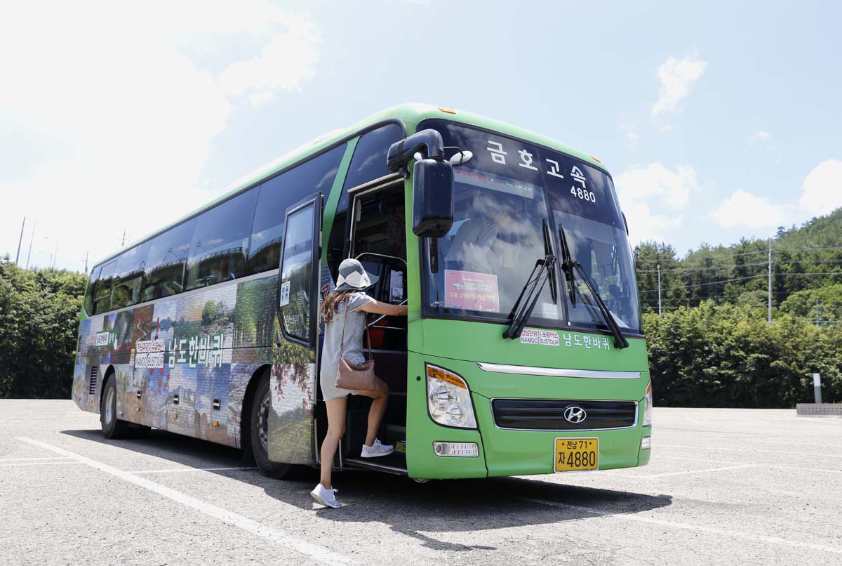 전라도 관광지를 순환하는 '남도한바퀴'. 고흥 금당팔경 예술여행을 떠난 버스가 소록도에서 승객을 태우고 있다.