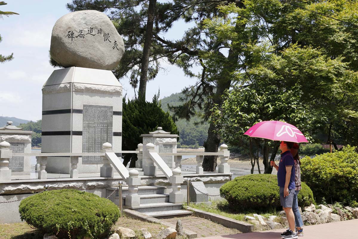  소록도 애한의 추모비. 해방 직후 자치권을 요구하다 죽임을 당한 원생 84명의 넋을 기리는 비석이다.