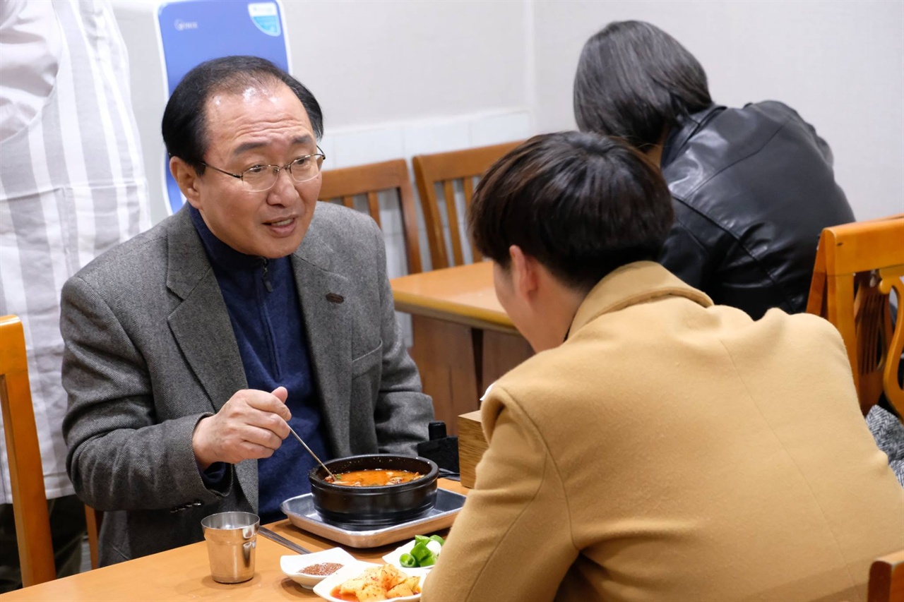  지난 3월 온라인 개봉 영화 <달밤체조 2015>에 카메오로 출연한 노회찬 의원 