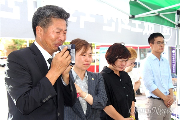 7월 23일 창원 중앙동 한서병원 앞 문화광장에 마련된 고 노회찬 국회의원의 시민분향소에서 여영국 정의당 경남도당 위원장 등이 조문하면서 울고 잇다. 