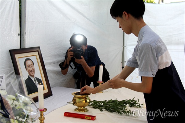 7월 23일 창원 중앙동 한서병원 앞 문화광장에 마련된 고 노회찬 국회의원의 시민분향소에서 시민들이 조문하고 있다.