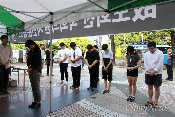 7월 23일 창원 중앙동 한서병원 앞 문화광장에 마련된 고 노회찬 국회의원의 시민분향소에서 시민들이 조문하고 있다.