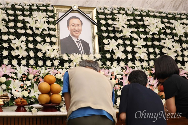 노회찬 정의당 원내대표의 빈소가 마련된 23일 오후 서울 서대문구 연세대 세브란스병원 장례식장에서 시민들이 조문하고 있다.