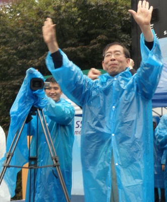지난 2011년 10월 15일 오후 서울메트로 한마음 체육대회 무대에 올라 손을 흔들고 있는 범야권 단일후보였던 박원순. 
