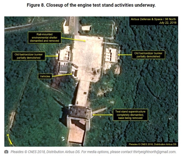 미국 북한 전문매체 <38노스>가 미국 시각으로 24일 공개한 상업위성사진. 22일 촬영된 것으로 북한 동창리 미사일 발사장의 미사일 엔진 시험대가 철거 중이다.
