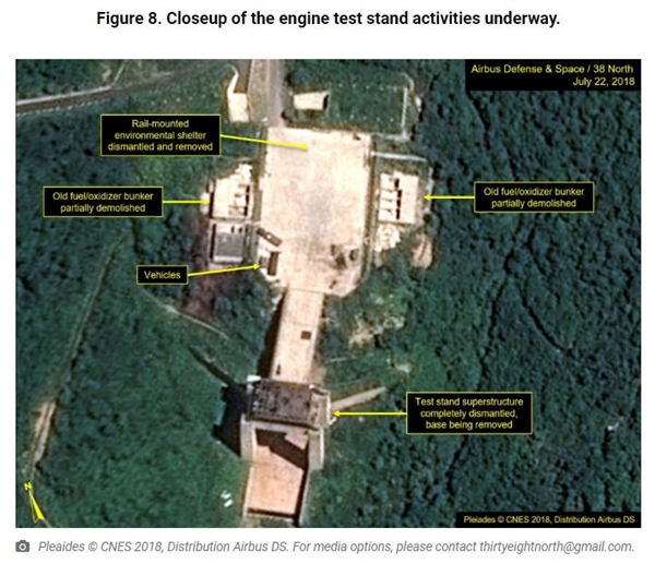  미국 북한 전문매체 <38노스>가 미국 시각으로 24일 공개한 상업위성사진. 22일 촬영된 것으로 북한 동창리 미사일 발사장의 미사일 엔진 시험대가 철거 중이다.