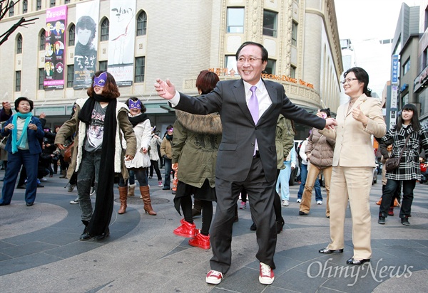 노회찬 마들연구소 이사장이 3.8 세계여성의 날인 지난 2011년 3월 8일 낮 서울 명동거리에서 열린 플래미몹 '해피 위민스 데이(Happy Women's Day!')'에 참여해서 여성단체 회원들과 함게 춤을 추고 있다.